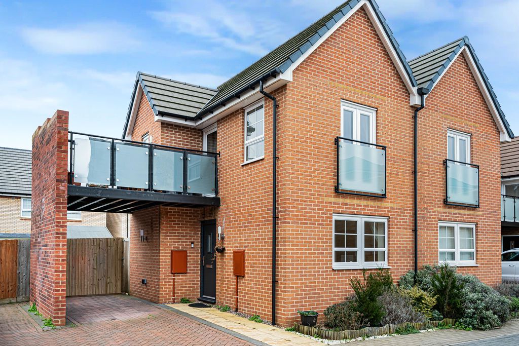 Lithgows Avenue, Brooklands, Milton Keynes, Buckinghamshire, MK10 7GY