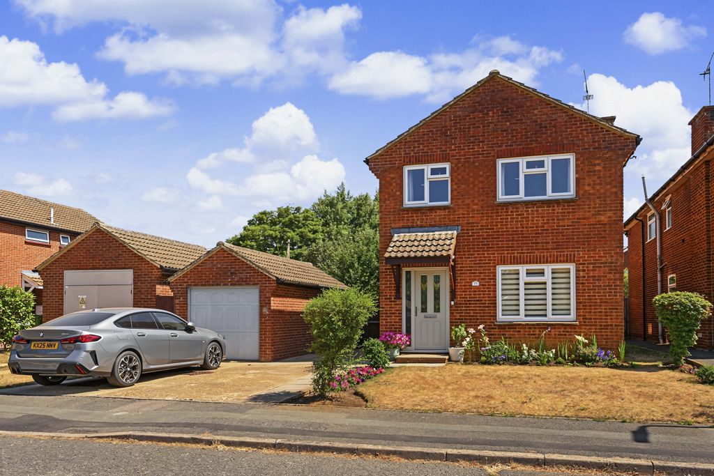 Chesterfield Crescent, Wing, Leighton Buzzard, Bedfordshire, LU7 0TW