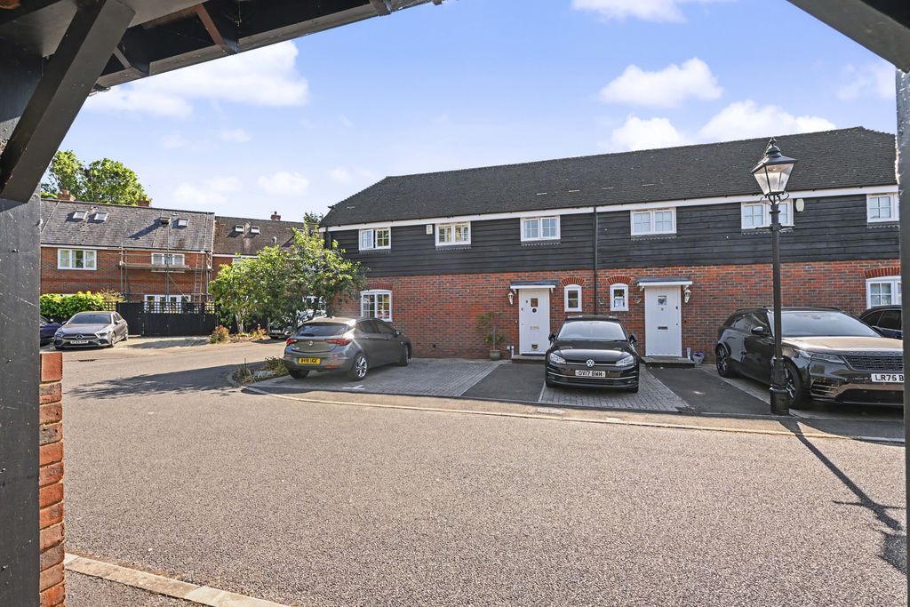 London Road, Aston Clinton, Aylesbury, Buckinghamshire, HP22 5GW