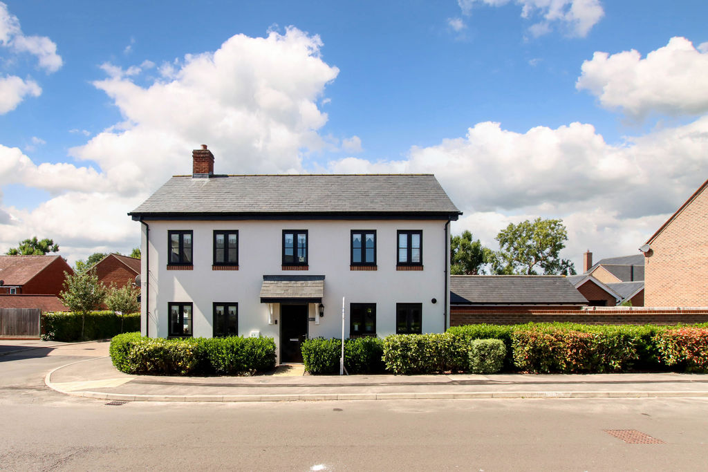 Waring Crescent, Aston Clinton, Buckinghamshire, HP22 0AB