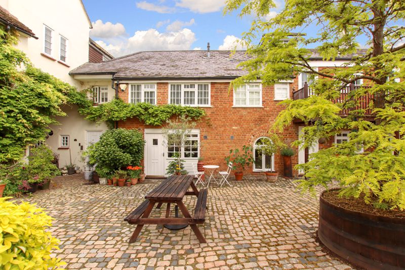 London Road, Aston Clinton, Buckinghamshire, HP22 5GW