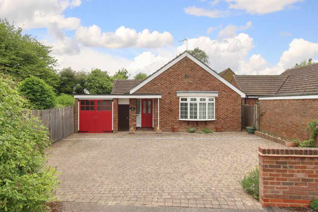 Gingers Close, Aston Clinton, Buckinghamshire, HP22 5EE