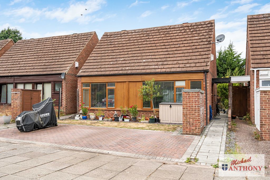 Butlers Grove, Great Linford, Milton Keynes, Buckinghamshire, MK14 5DT
