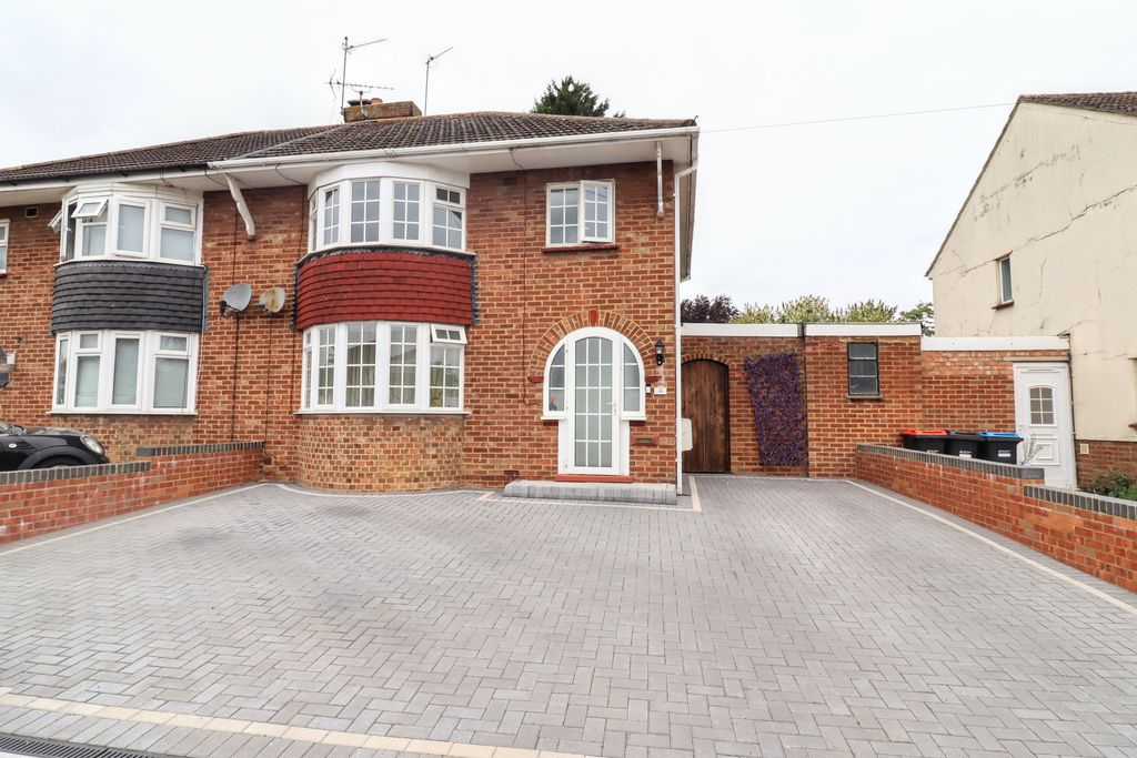 St. Johns Road, Bletchley, Milton Keynes, Buckinghamshire, MK3 5EA