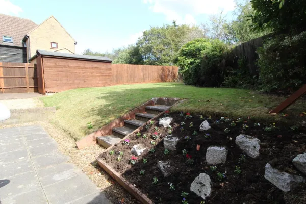 15 blatherwick court flower bed_lge.jpg