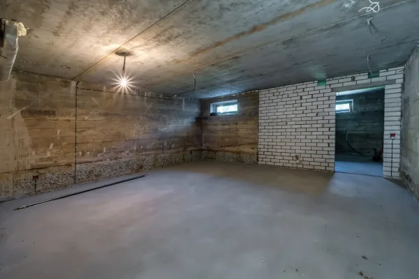 Empty unfurnished basement